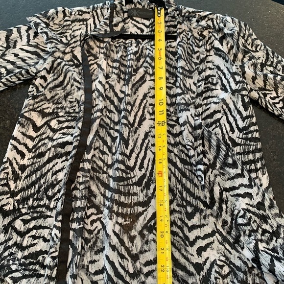 Kim Kardashian blouse - Picture 4 of 13